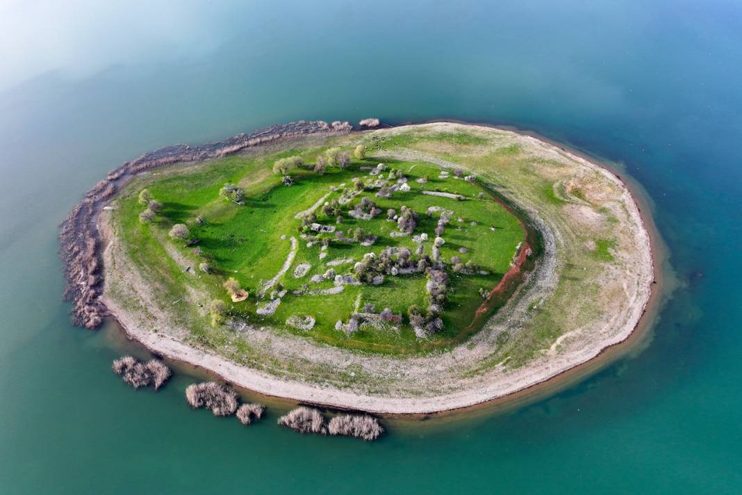 Konya'da adeta cennetten bir köşe! Bir tarafta karlı dağlar, diğer yanda bahar 11